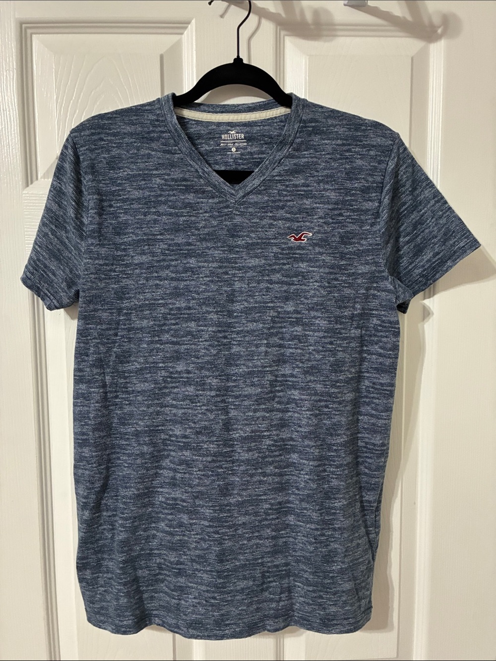 Hollister Men's Heather Navy V-Neck Short sleeve knit Tee / Red Logo / Small